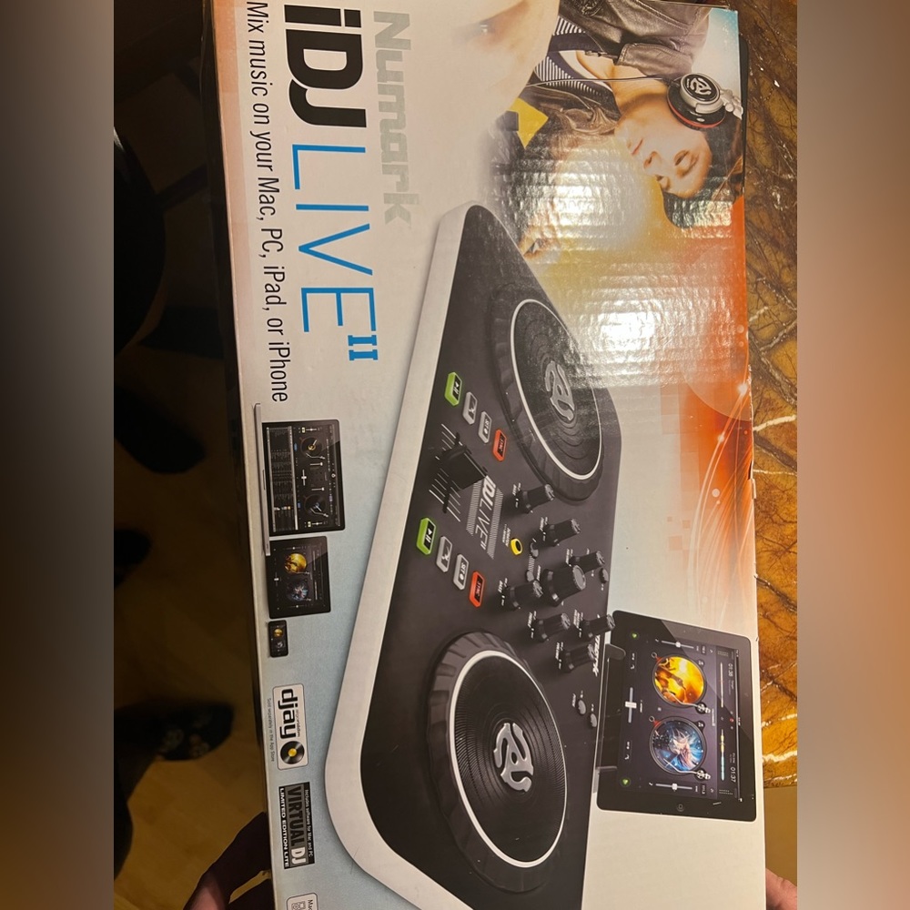 Numark iDJ LIVE” turn tables